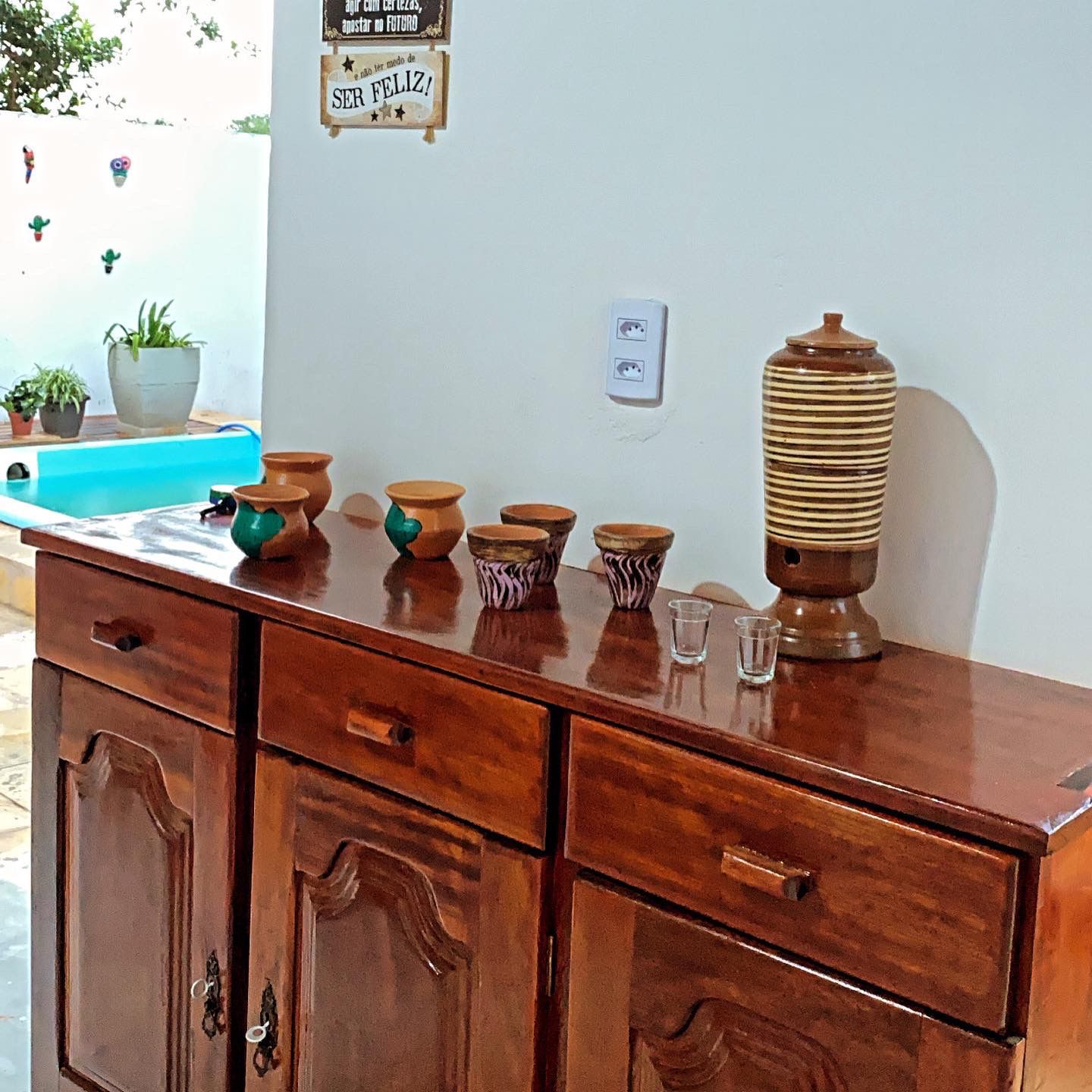 Detalhes decorativos com cerâmicas artesanais e móveis rústicos