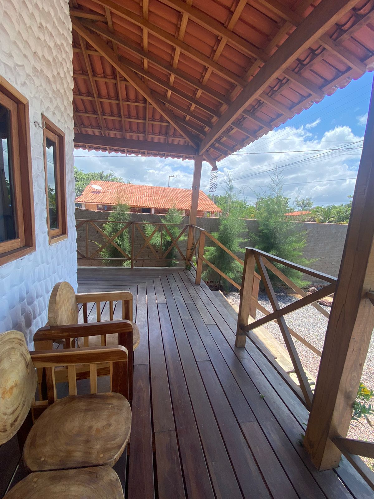 Varanda superior com deck de madeira e vista panorâmica